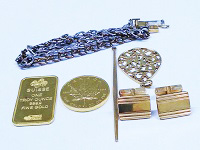 18金（K18）とプラチナ（Pt900）のコンビネックレス、18金（K18）の耳かき、ペンダント、カフスリンクス、24金（999.9）のコイン、インゴットを高価買取