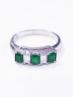 3つエメラルド付きのプラチナリング